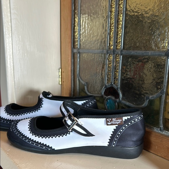 Elegant Black and White Flats with Strap - Picture 4 of 9